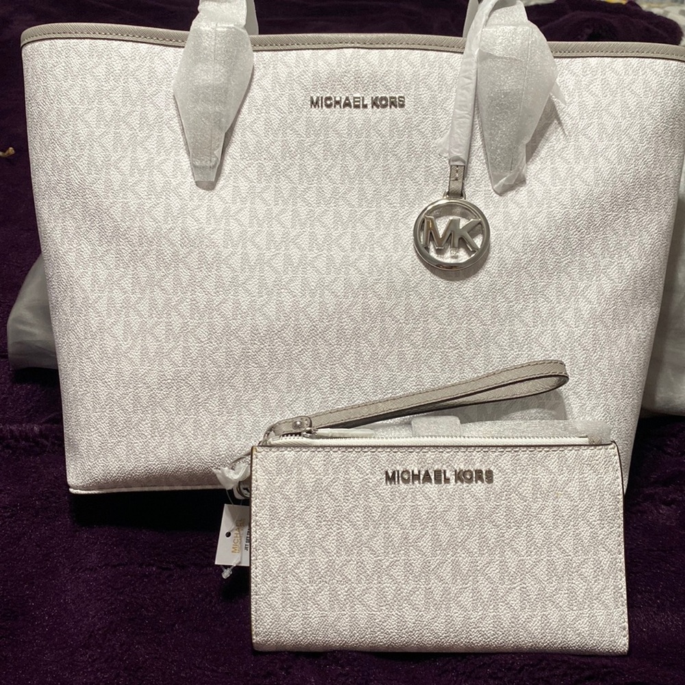 Michael Kors MD Carryall Tote and matching Wristlet - Coloe: Bright White